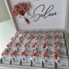 Boîte avec perles et fleurs roses