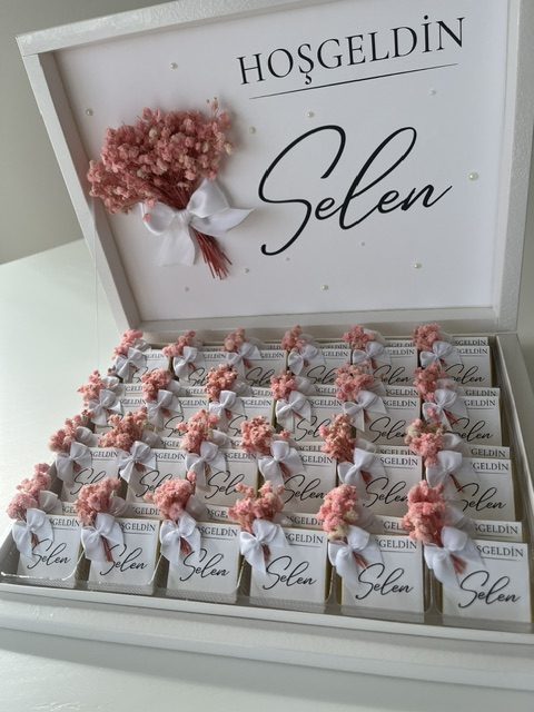 Boîte avec perles et fleurs roses