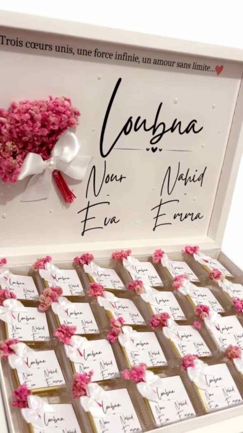 Boîte avec perles et fleurs roses