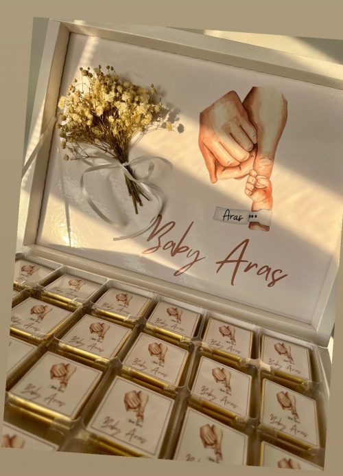 Boîte de chocolats personnalisée – Modèle bienvenue bébé avec petite main