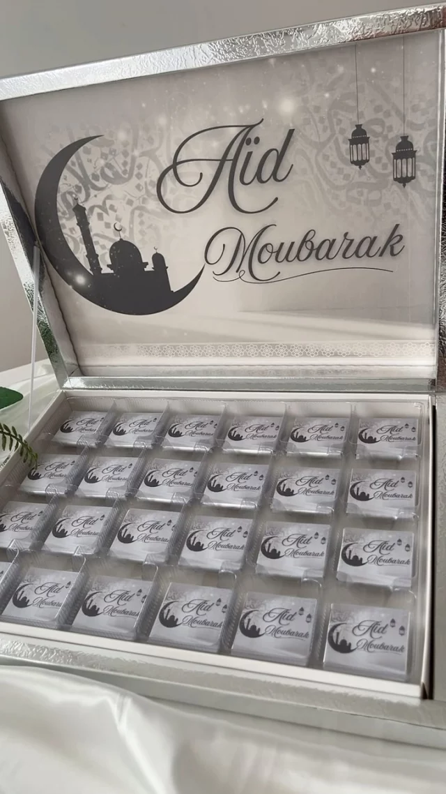 ✨ Un cadeau raffiné pour l’Aïd ! ✨

Pour célébrer cette belle fête, quoi de mieux qu’une boîte de chocolats personnalisée ? 🎁🌙 Argentée et élégante, elle a été réalisée sur mesure pour sublimer cette occasion spéciale.

Un design unique, des détails soignés et une touche de gourmandise… De quoi faire plaisir à coup sûr ! 🤍

📩 Personnalisation sur demande
📍 Disponible en plusieurs formats
📦 Retrait gratuit sur Caen ! 

#AidMubarak #ChocolatsPersonnalisés #CadeauGourmand #FêteDuRamadan #CadeauUnique #DesignÉlégant #ArtisanatCréatif #SweetMoments «#boitechocolatpersonnalisée #affichedesign #affiche_design #affichecaen