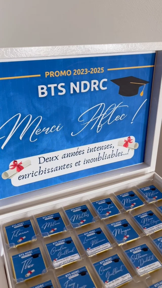 Une attention sucrée et pleine de sens pour marquer les esprits !
Voici une boîte de 24 chocolats personnalisés réalisée à l’occasion d’un moment de partage entre étudiants et formateurs.

Chaque chocolat porte un message, une citation ou une petite touche d’humour, pensée sur-mesure pour chacun.

Disponible sur commande :
Boîte de 24 chocolats personnalisés – 23,50 €

Pour vos événements pros, scolaires ou familiaux, chaque création s’adapte à votre univers.

afficheDesign – Pour embellir vos plus beaux moments, une douceur à la fois.

#chocolatpersonnalisé #affichedesign #btspromo #aftec #cadeauoriginal #surmesure #boîtechocolat #pâque #messagepersonnalisé #cadeaufinannée #créationunique
#personnalisationcaen