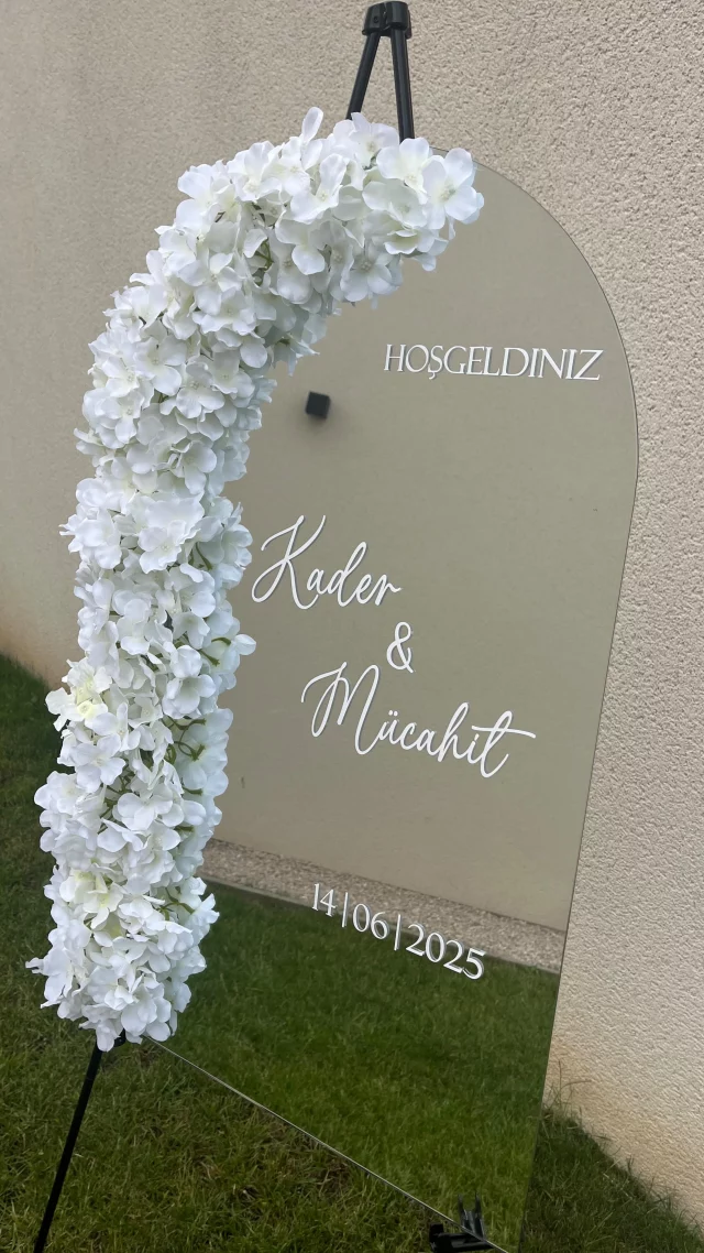 Une touche d’élégance pour un moment inoubliable ✨

Quand le raffinement rencontre l’amour…
Un panneau de bienvenue pensé sur-mesure, pour célébrer une union en beauté 🤍

#fiançailles #panneaudebienvenue #décoévénementielle #personnalisation #affichedesign #mariage2025 #romanticstyle #décorationmariage #événementunique #créationpersonnalisée #miroirpersonnalisé #weddinginspo #bridetobe #engagementdecor #affichedesign #cadeaupersonnalisé