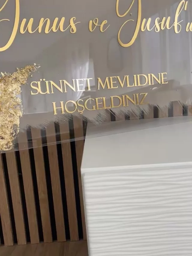 Panneau personnalisé 50x70 cm ✨ et une guirlande dorée avec autocollant à coller sur vos supports ✨

Parfait pour un mariage, des fiançailles, une naissance ou un baptême 💍👶

Chaque panneau est entièrement personnalisé selon votre thème et vos couleurs, avec un rendu brillant et transparent qui attire le regard.

💫 Idéal en entrée de salle, sur un chevalet ou une table décorative.

#panneauplexi #affichedesign #decoevenementielle #personnalisation #mariage #bapteme #fiancailles #naissance #decounique #creationfrancaise