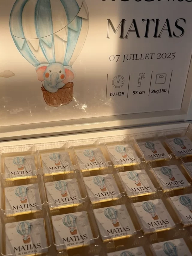 Cette boîte de 24 chocolats personnalisée est parfaite pour remercier les proches venus rencontrer bébé. 

Un cadeau délicat et unique à offrir à la maternité ou à la maison ! 💕💖

📩 Personnalisation sur demande
📍 Disponible en plusieurs formats

#naissance #babyshower #cadeaunaissance #chocolatpersonnalisé #cadeaugourmand #maternité #babyboy #babygirl #futuremaman #sweetmoments #faitmain #affichepersonnalisee #personnalisationcaen