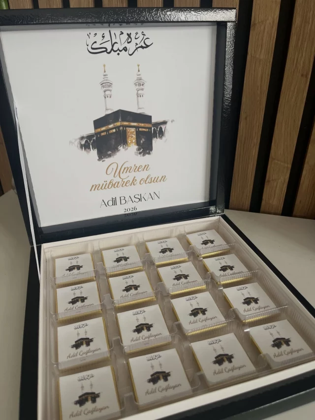 🕋 Umren mübarek olsun ou umrah mubarak
Une boîte de chocolats personnalisée au design sobre et élégant, idéale pour féliciter le retour du Umre.

Boîte noire chic ornée du Kâbe, contenant 16 chocolats soigneusement disposés.
Un cadeau symbolique et raffiné, empreint de spiritualité et d’élégance.

#omramubarak #umremübarekolsun #boitepersonnalisée #cadeaupersonnalisé #affichedesign