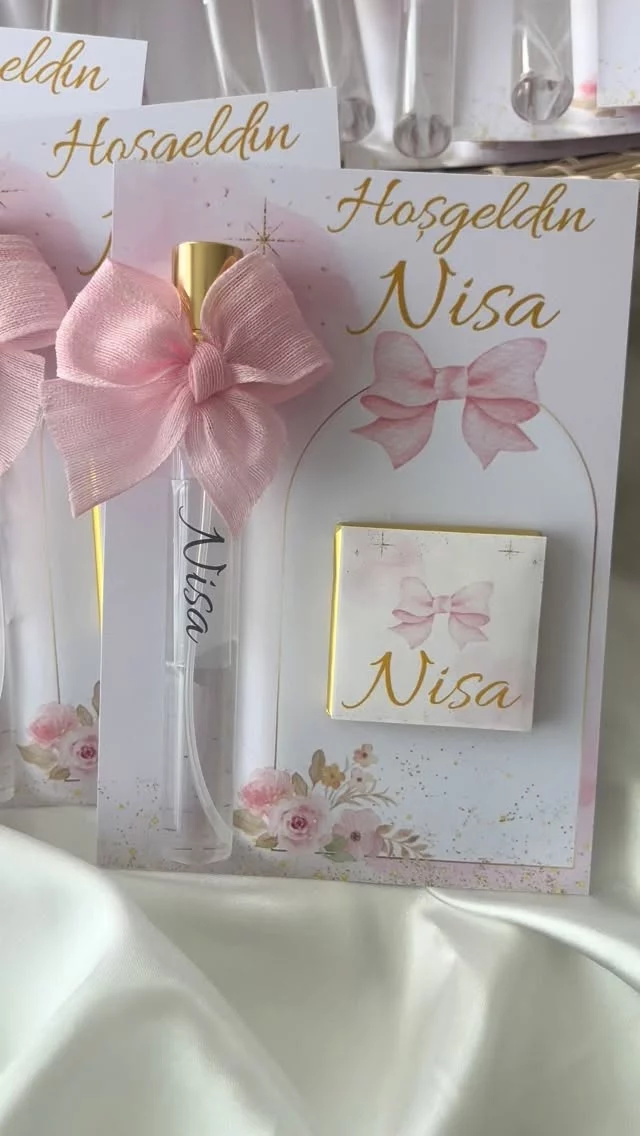 Bienvenue au monde princesse 👑 
Une naissance, un bébé et des cadeaux pour chacun 🤍
#cadeauxbaptême #parfumpersonnalisé #chocolatpersonnalisé #affichepersonnalisée