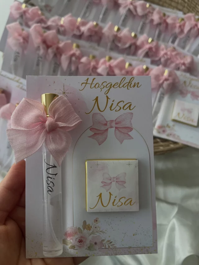 Cadeaux invités personnalisés: petit parfum avec un chocolat 🌺
#cadeauxinvitéspersonnalisés #affichepersonnalisée #cadeaubaptême